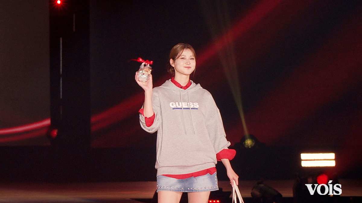 めるる、グレーパーカー×デニムミニスカで美脚見せ　都会的スポーティーY2Kルック