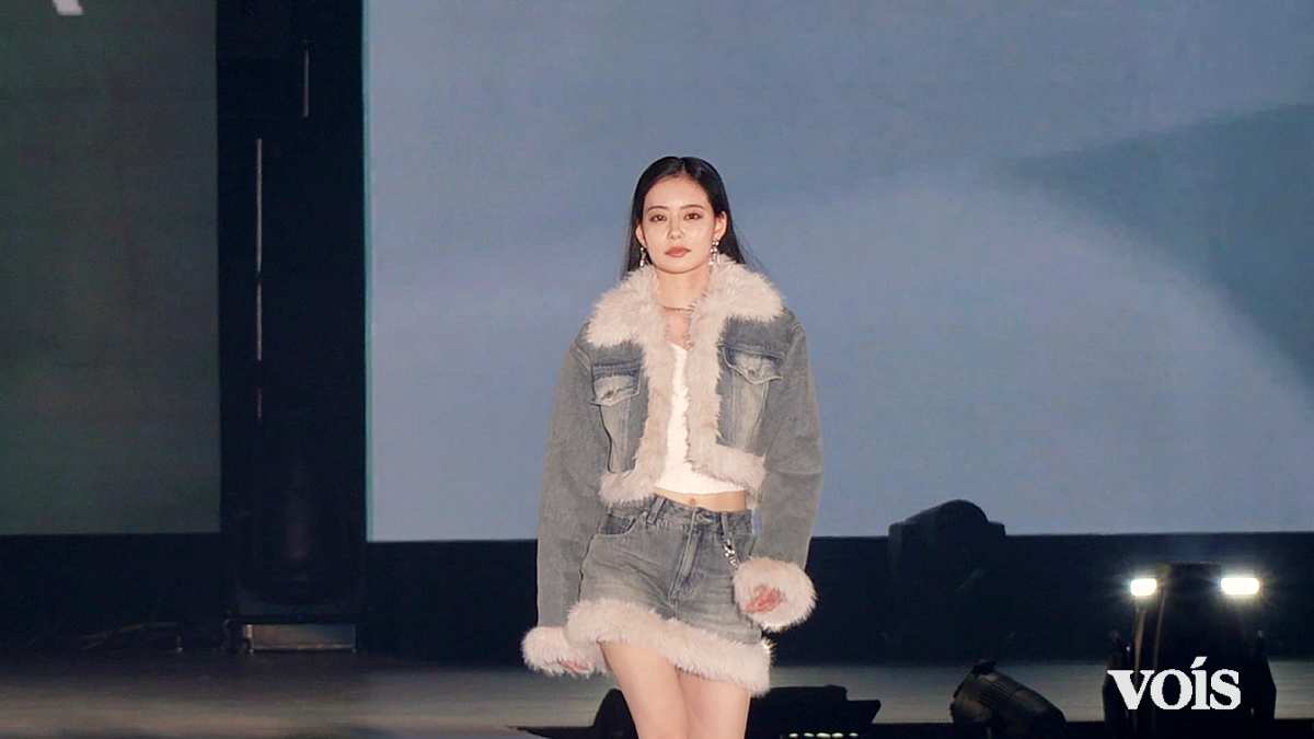 なごみ、ボアファーデニムのセットアップで美脚見せ　Y2Kテイストな冬のヘルシーガーリー
