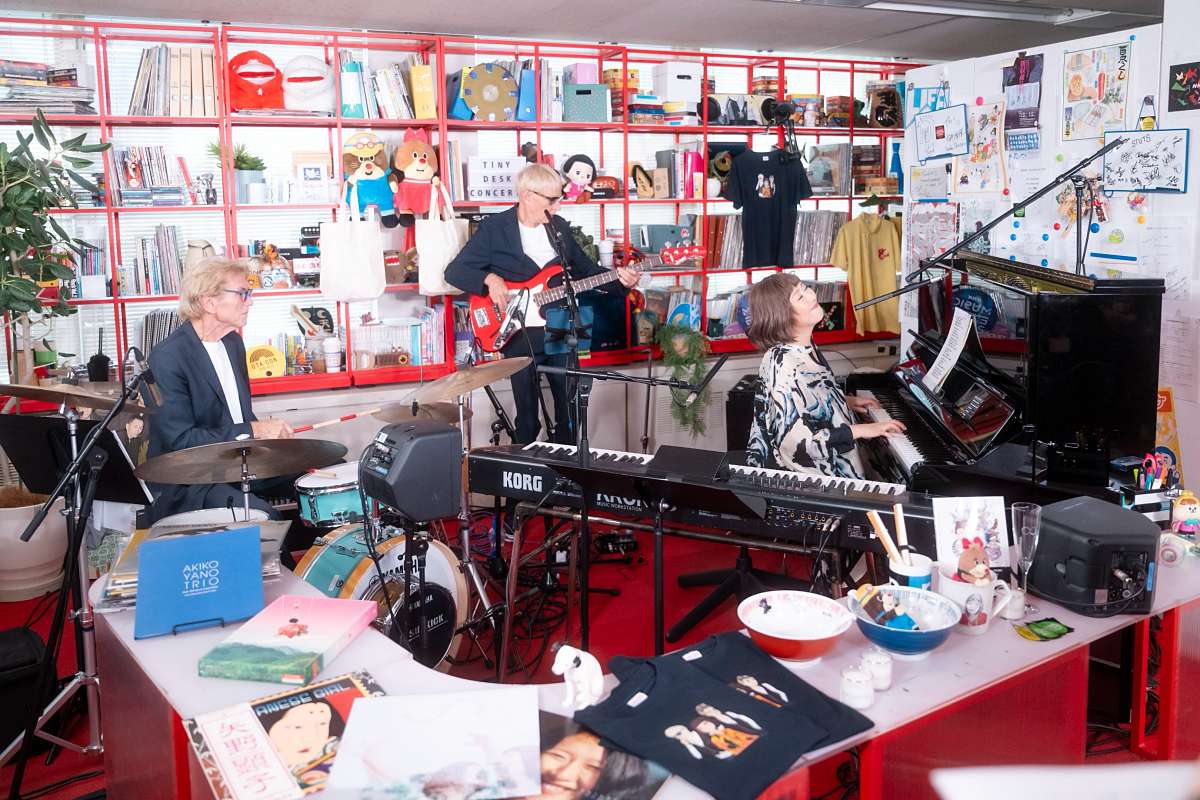 矢野顕子、世界的ミュージシャンとのトリオで魅せる「tiny desk」　50周年迎えても変わらぬ音楽への情熱と原点
