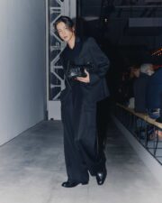 目黒蓮、漆黒セットアップで魅せるダークエレガンス　フェンディのショーに出席