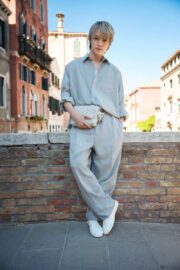 玉森裕太、ヴェネツィアでラグジュアリーなオーラ放つ　オフショットを公開