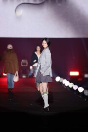 元ME:I・佐々木心菜が再始動後初のイベント、クールマニッシュのルックでランウェイ