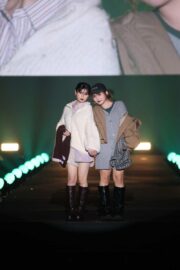 おひな×希空、ペアでランウェイ　グランパコアなスタイリング　トップで見つめ合い