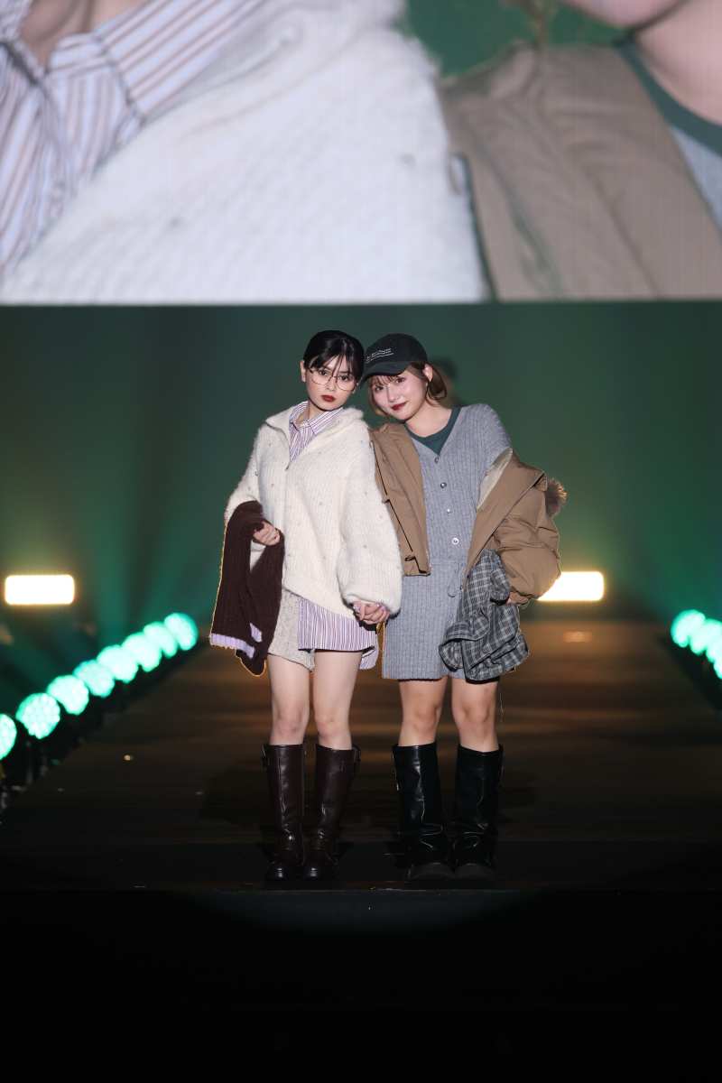 おひな×希空、ペアでランウェイ　グランパコアなスタイリング　トップで見つめ合い