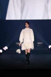 小林由依、ファーのミニワンピ