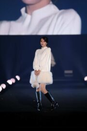 小林由依、ファーのミニワンピ姿で美脚も　冬のヒロインルックでランウェイ