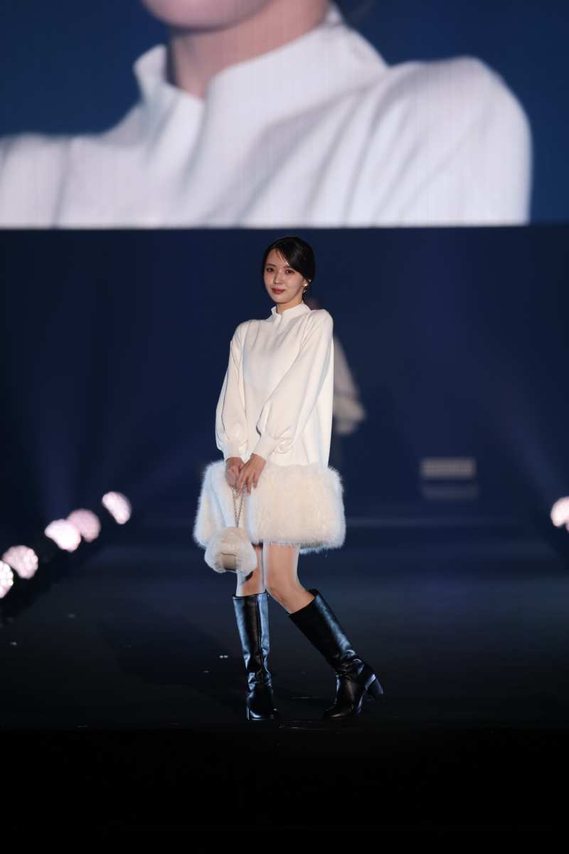 小林由依、ファーのミニワンピ姿で美脚も　冬のヒロインルックでランウェイ