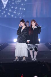 月足天音×村川緋杏、ペアでランウェイ　モノトーン×スパンコールのモード感で惹き付ける
