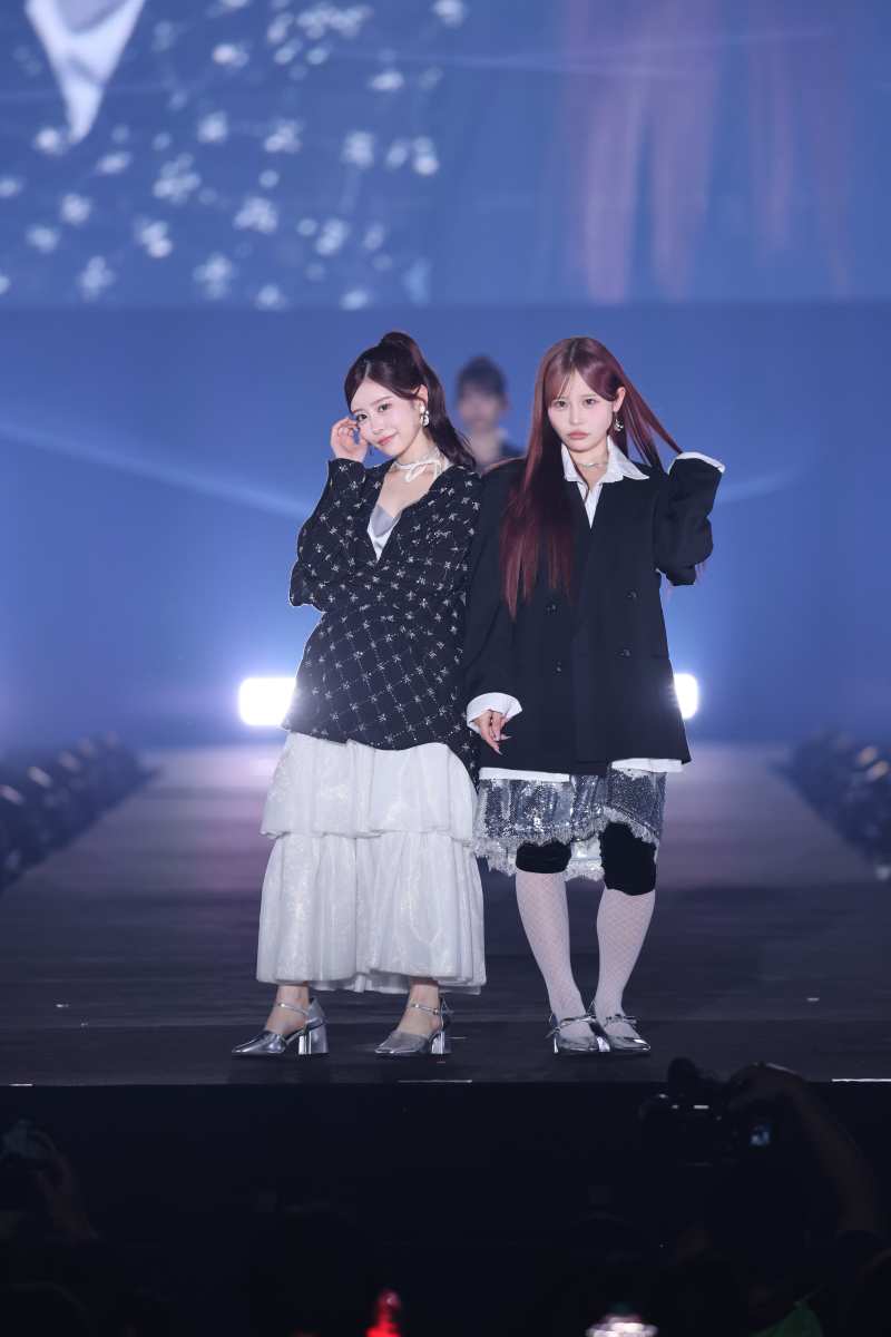 月足天音×村川緋杏、ペアでランウェイ　モノトーン×スパンコールのモード感で惹き付ける