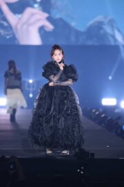 FRUITS ZIPPER・松本かれん、印象ガラリ　漆黒ドレスのクールなスタイルでランウェイ