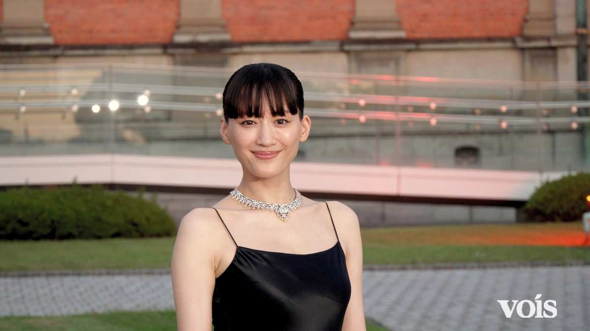 綾瀬はるか、京都で美しさ放つキャミドレス姿　首元に輝くダイヤに「力強さを感じる」