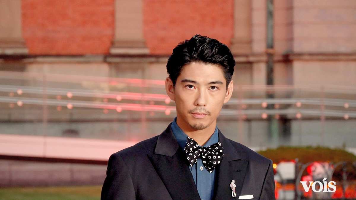 賀来賢人、左胸に輝くパンテール「着けた瞬間に強さを」　京都に溶け込むダンディな姿