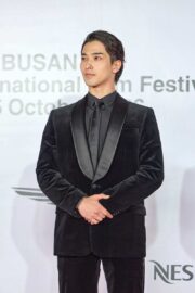 横浜流星、漆黒のタキシードで魅せる大人の色気漂うフォーマルスタイル