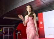 i-dle・SHUHUA、ピンクドレープのドレスでエレガントに　華麗なレカペ