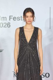 キム・ドヨン、深Vネックに輝く美しいライン　都会派ドレス姿でレカペ