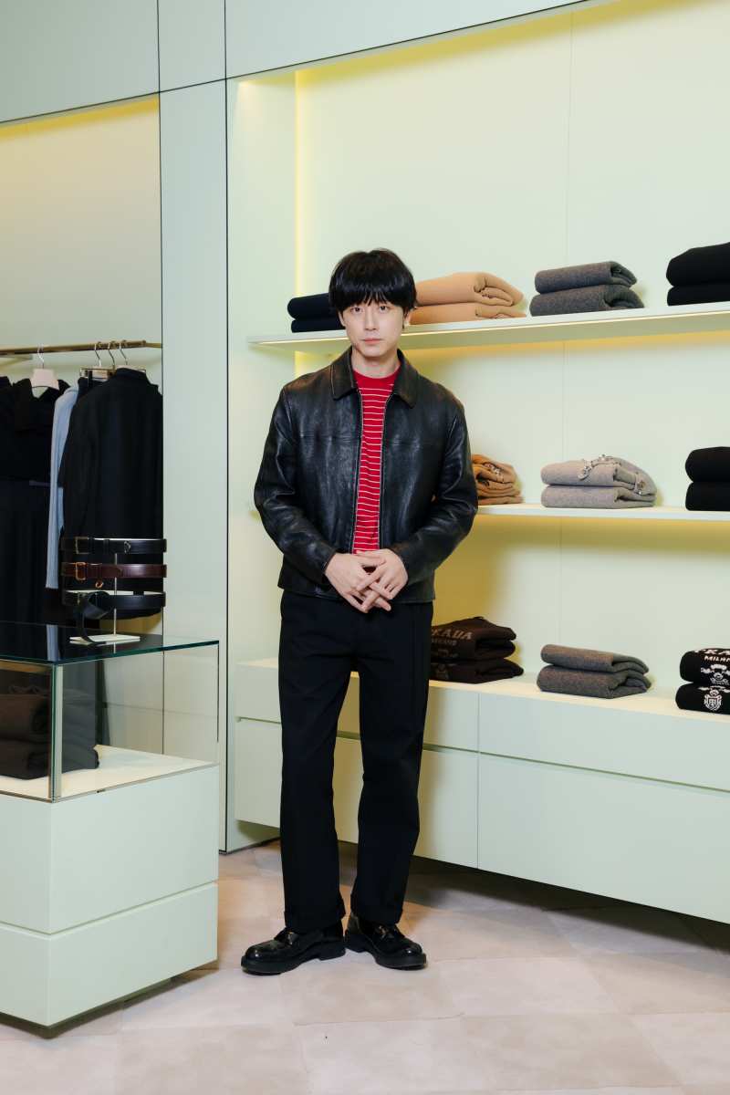坂口健太郎、大阪のプラダに来店　レザーブルゾン×赤ボーダーの洗練モダン姿
