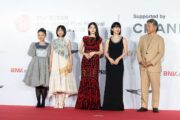 出口夏希は情熱的なドレス、蒔田彩珠エレガントなドレスで釜山レカペに登場