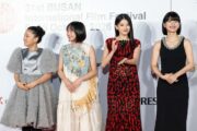 出口夏希は情熱的なドレス、蒔田彩珠エレガントなドレスで釜山レカペに登場