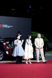 出口夏希は情熱的なドレス、蒔田彩珠エレガントなドレスで釜山レカペに登場