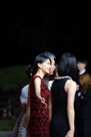 出口夏希は情熱的なドレス、蒔田彩珠エレガントなドレスで釜山レカペに登場