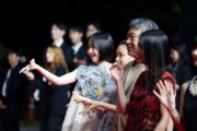 出口夏希は情熱的なドレス、蒔田彩珠エレガントなドレスで釜山レカペに登場