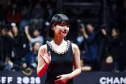 出口夏希は情熱的なドレス、蒔田彩珠エレガントなドレスで釜山レカペに登場