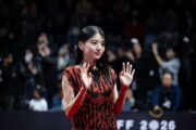 出口夏希は情熱的なドレス、蒔田彩珠エレガントなドレスで釜山レカペに登場