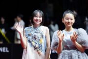 出口夏希は情熱的なドレス、蒔田彩珠エレガントなドレスで釜山レカペに登場