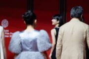 出口夏希は情熱的なドレス、蒔田彩珠エレガントなドレスで釜山レカペに登場