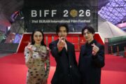 山﨑賢人＆松下洸平の黒スーツ、武井咲は花柄ドレスで釜山の舞台挨拶に登壇