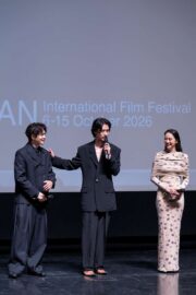 山﨑賢人＆松下洸平の黒スーツ、武井咲は花柄ドレスで釜山の舞台挨拶に登壇