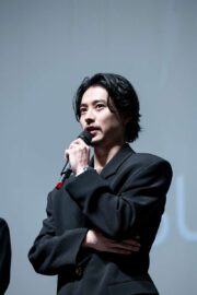 山﨑賢人＆松下洸平の黒スーツ、武井咲は花柄ドレスで釜山の舞台挨拶に登壇