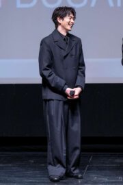山﨑賢人＆松下洸平の黒スーツ、武井咲は花柄ドレスで釜山の舞台挨拶に登壇