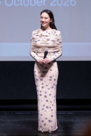 山﨑賢人＆松下洸平の黒スーツ、武井咲は花柄ドレスで釜山の舞台挨拶に登壇