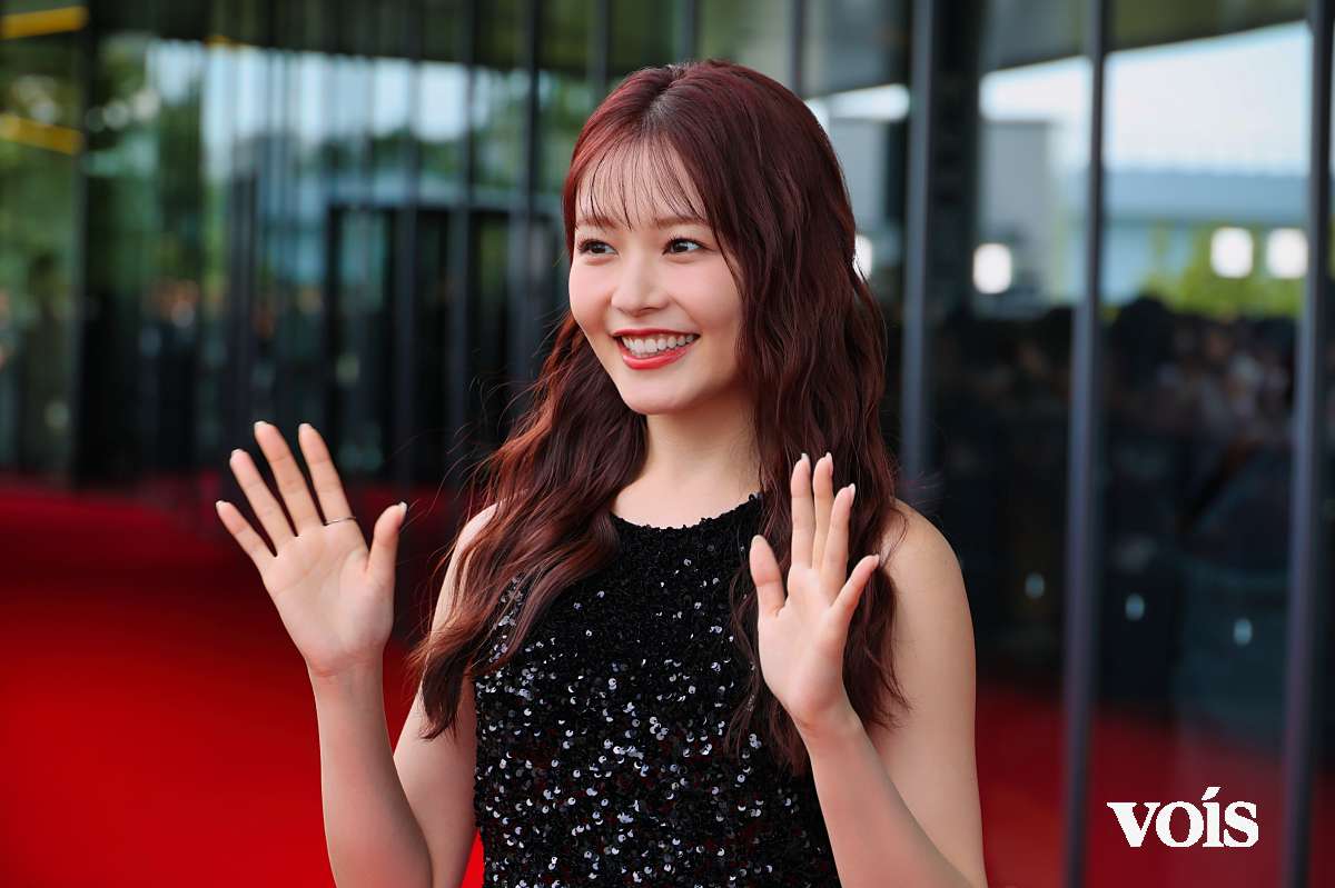 久間田琳加、黒のミニドレス姿でレカペ　美脚＆美背中を披露