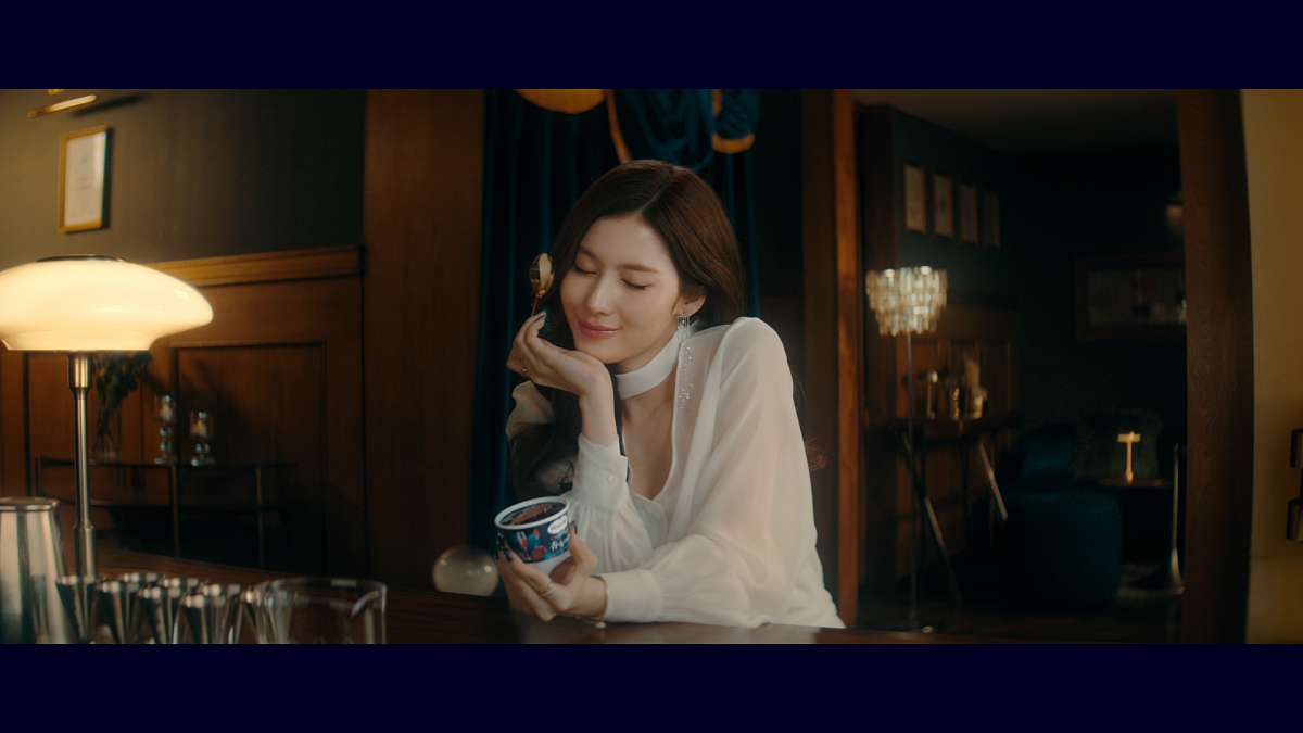 TWICE・SANA、新CMでシックな大人の表情披露