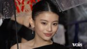 出口夏希、ワンショル黒ドレスで圧巻の美　雨のレカペ彩る