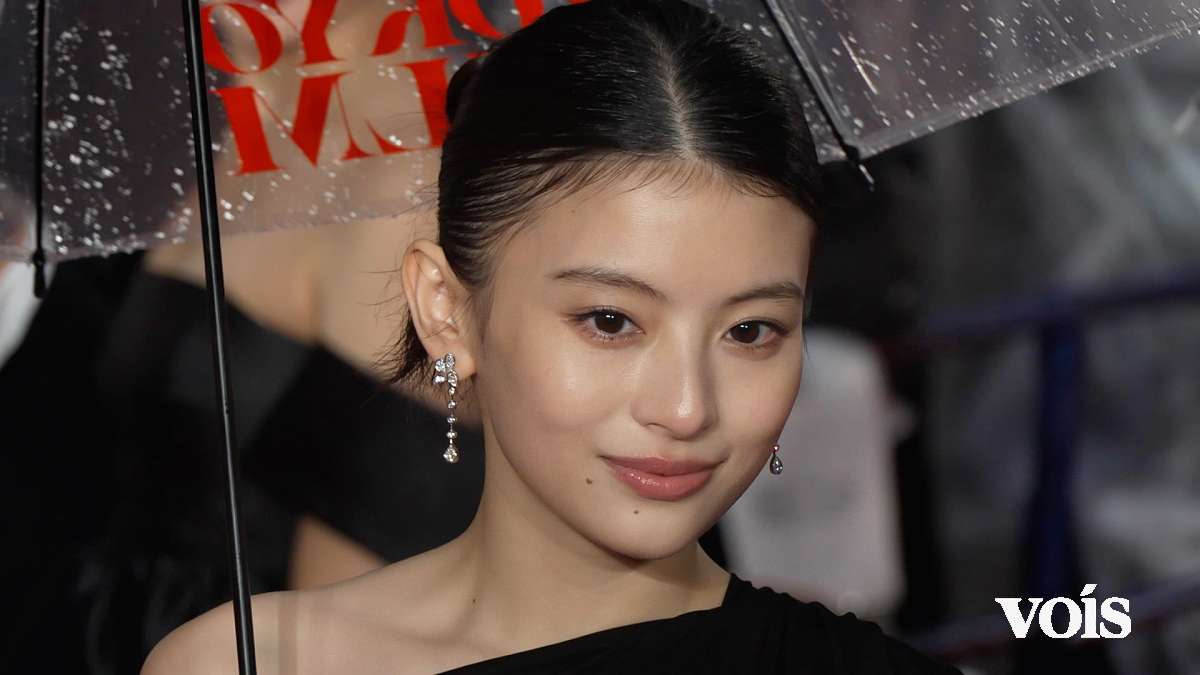 出口夏希、ワンショル黒ドレスで圧巻の美　雨のレカペ彩る